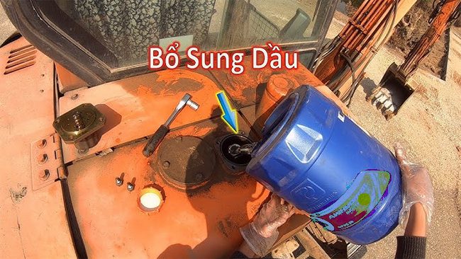 cach thay dau thuy luc cho may xuc